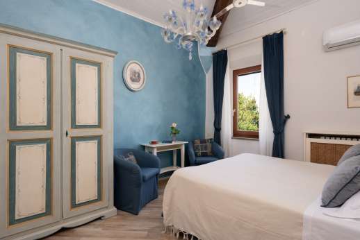 Diaspero - Upper ground floor air-conditioned twin bedroom with ensuite chromotherapy bathroom with shower