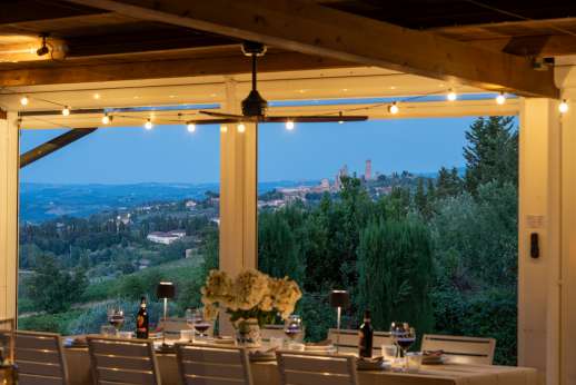 Diaspero - At the front of the villa a very spacious loggia provides an outdoor dining/sitting area