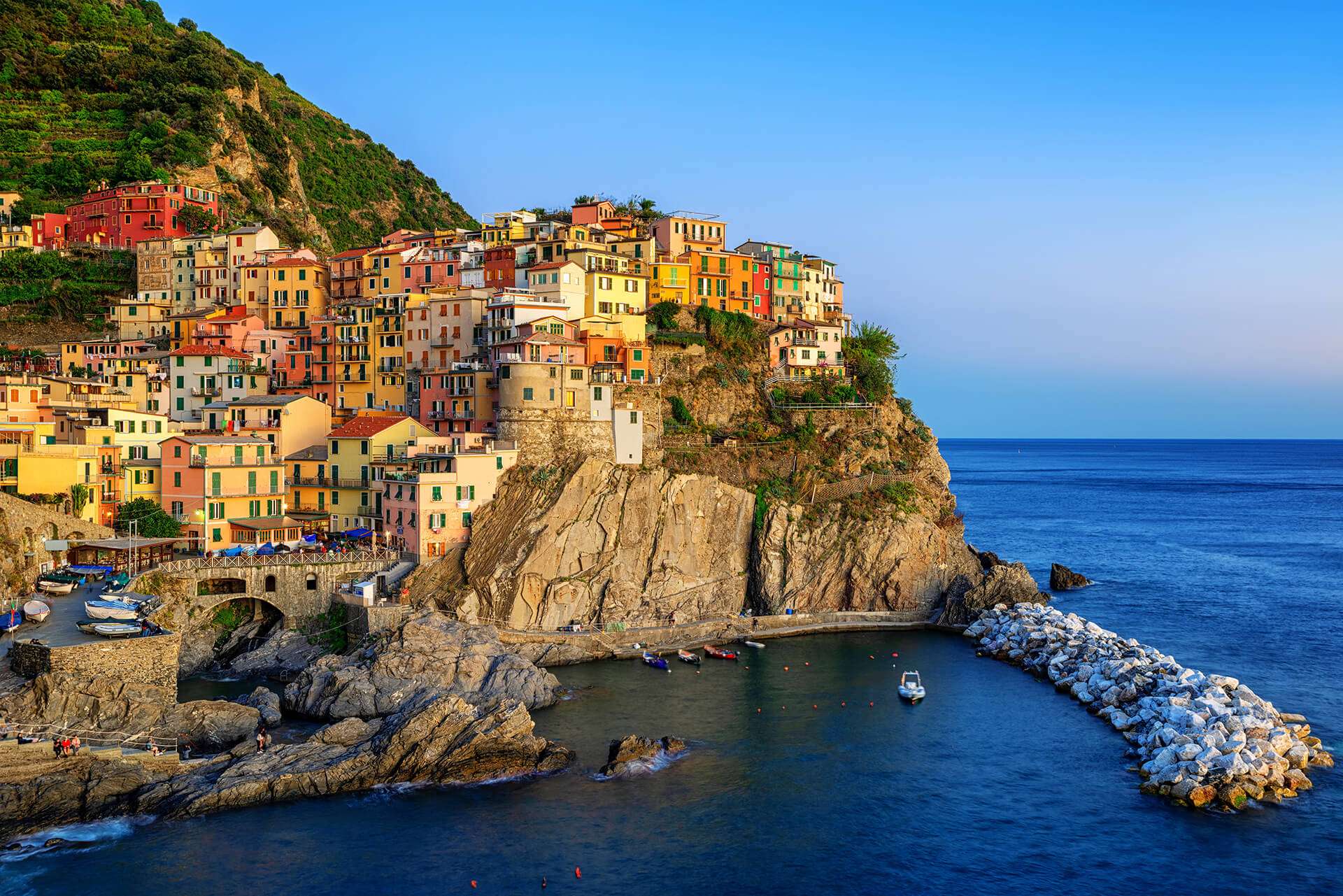 Le Cinque Terre Walking Tour with 3-Course Lunch
